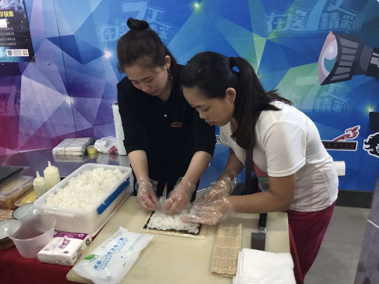 百惠公(gōng)社携手金逸影城进行寿司DIY活动